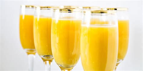 Fľaše šampanského a prosecca pripravené na prípitok