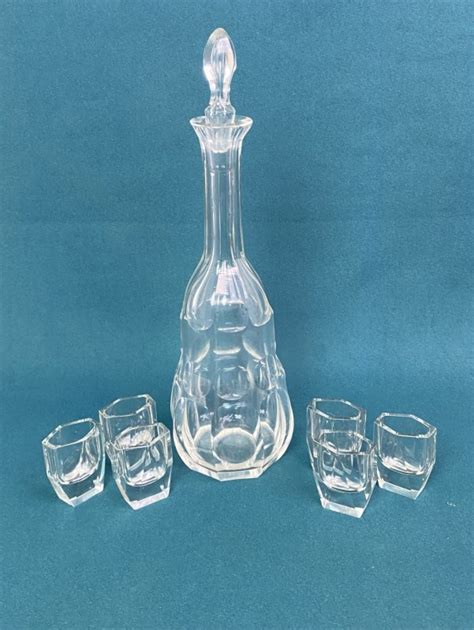 Ilustrácia fľaše s domácim likérom a malými pohárikmi