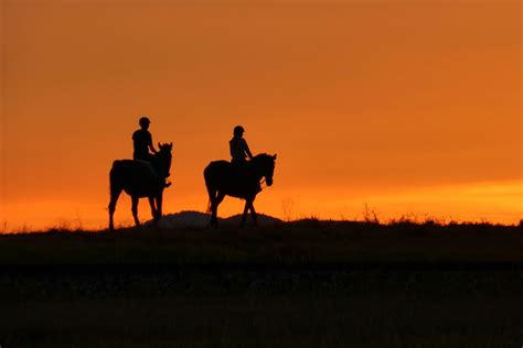 Silueta kovboja pri západe slnka