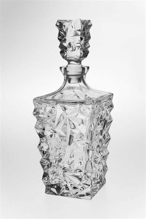 historická krištáľová fľaša na alkohol