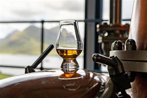 Infografika porovnávajúca škótsku, írsku a americkú whisky