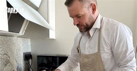 Muž v kuchyni s vtipnou zásterou