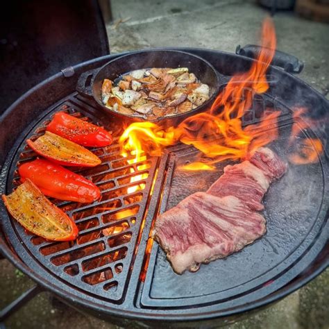Muž s grilovacou zásterou a gril