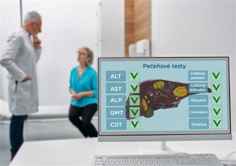 Lekár analyzuje výsledky krvných testov pečene