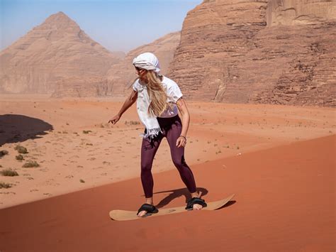Sandboarding na pieskovej dune vo Wadi Rum