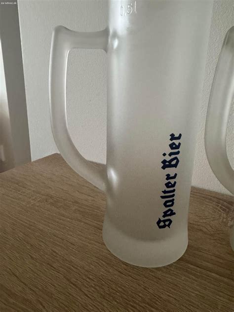 Kolekcia starých pivových krígli a pohárov