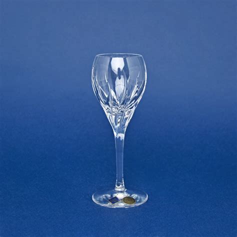 Detail ručne fúkaného krištáľového pohára na likér