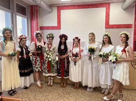 Natália Dongová vo folklórnom oblečení