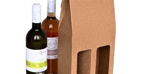 Detail okienka na krabici na víno ukazujúce etiketu