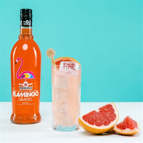 Farebné fľaše vodkových likérov Trojka