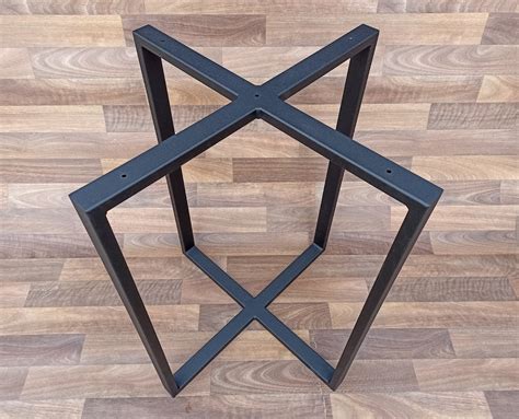 Detailný pohľad na robustnú kovovú podnož pivného setu