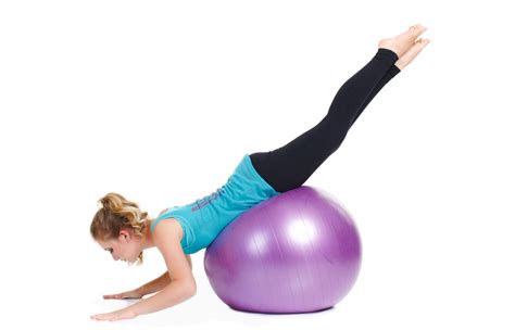 Žena na fitlopte jemne nadskakuje