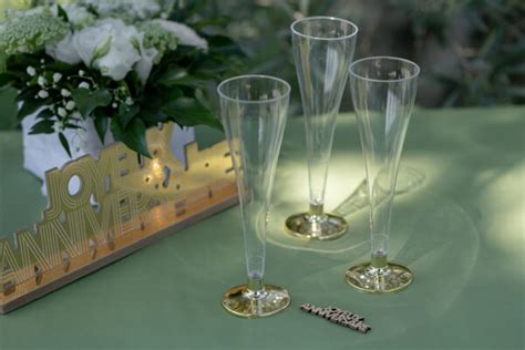 Elegantné poháre na šampanské pripravené na oslavu