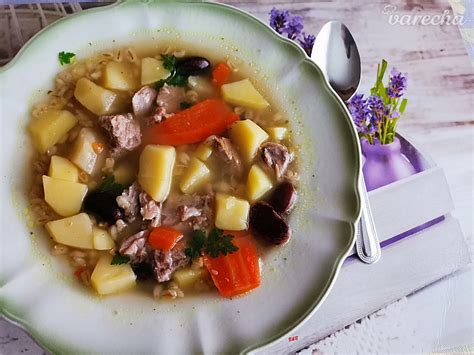 Misku plovu s mäsom a zeleninou