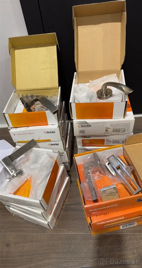 Rôzne druhy samsy a pirôžkov na trhu