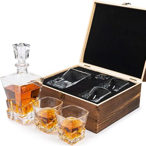 ilustrace sady na koňak s karafou a poháry