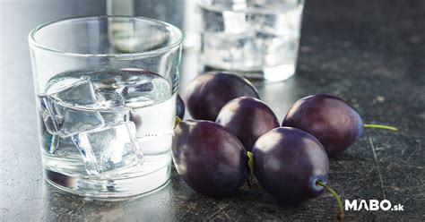 Pohár s Bošáckou slivovicou a čerstvými slivkami