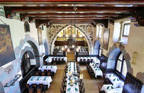 Interiér pivovaru U Fleků s tradičným zariadením