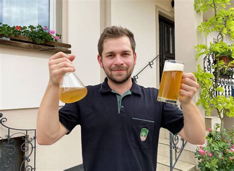 Návštevníci si prehliadajú pivovar