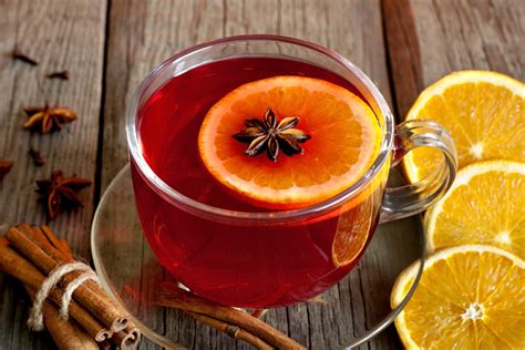 Šálka horúceho svařeného vína s pomarančom a škoricou