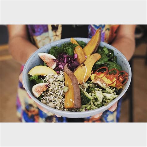 Misku s punčom plnou ovocia a korenia