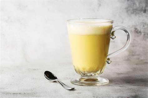 Šálka vaječného likéru Bombardino s kopčekom šľahačky