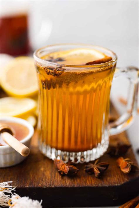 Pohár s nápojom Hot Toddy s citrónom a medom