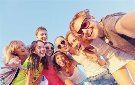 Ilustračná fotografia zobrazujúca skupinu mladých ľudí v lete, možno pri táborových aktivitách alebo na festivale