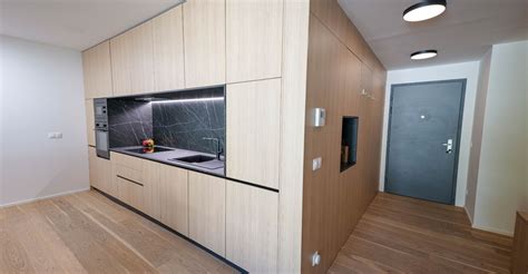 Moderný interiér mikropivovaru s varnými kotlami