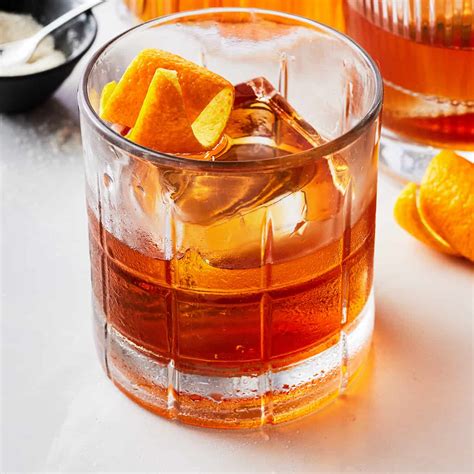 Sklo s koktailom Old Fashioned