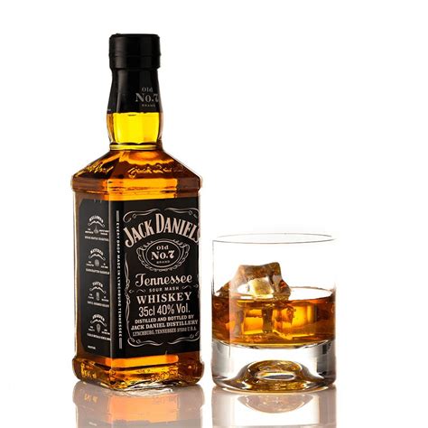 Fľaša s írskou whiskey a pohár krémového likéru s ľadom