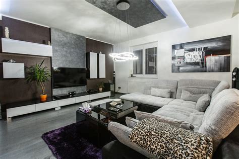 Moderná obývačka s brúsenými nerezovými kľučkami