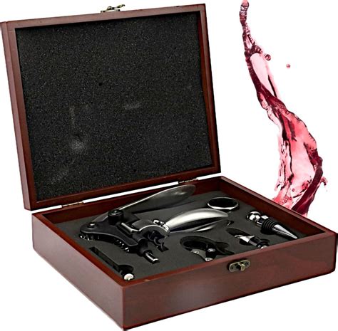 sada na víno s pohármi a dekanterom