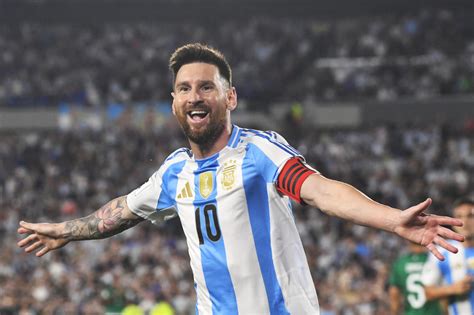 Lionel Messi s futbalovou loptou