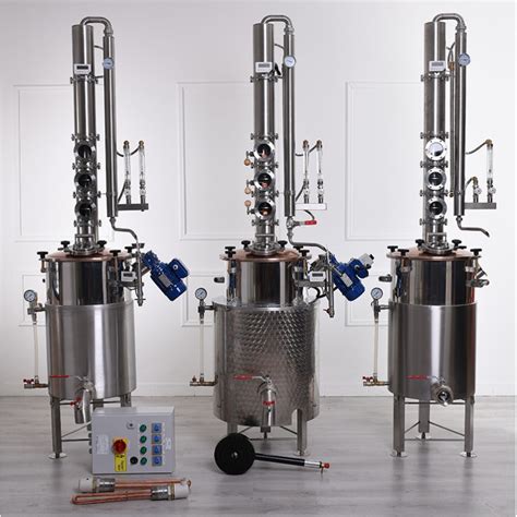 Rôzne veľkosti destilačných prístrojov s rektifikačnou kolónou