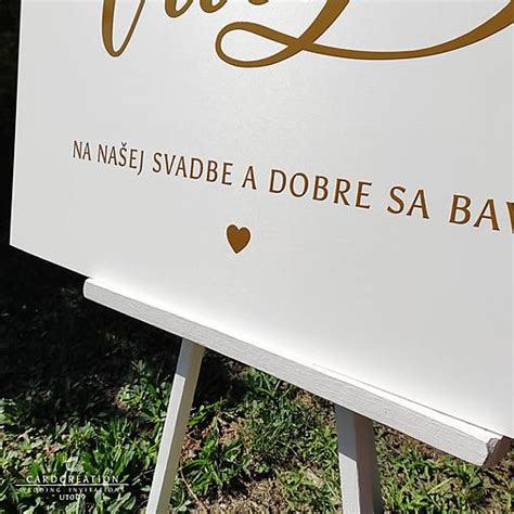 Svadobná tabuľa s pohármi vína