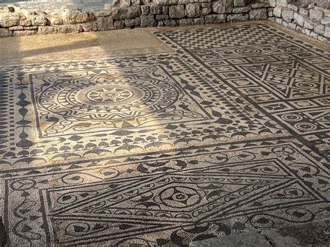 Historické rímske mozaiky s motívmi vína