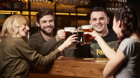 Ľudia popíjajúci pivo v pube