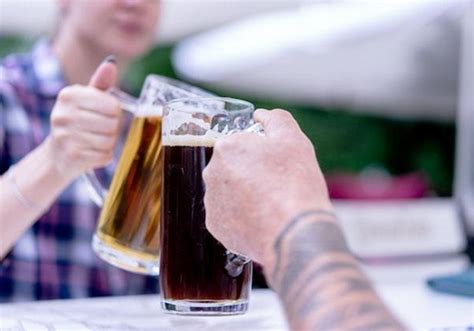 Ilustrácia znázorňujúca správne párovanie piva s jedlom