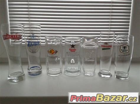 Kolekcia rôznych pivových pohárov Budweiser s rôznymi logami a tvarmi