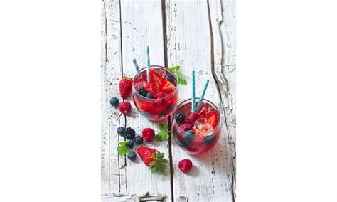 Koktail s kúskami ovocia a ľadom