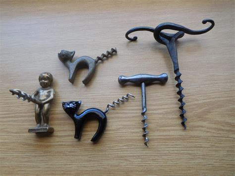 Kolekcia rôznych dizajnových stojanov na víno a pivo