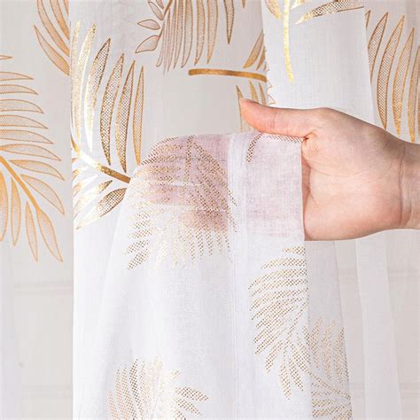 Fínske polia so zlatým jačmeňom pod polnočným slnkom