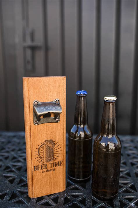 ilustrácia použitia jednej fľaše piva na otvorenie druhej