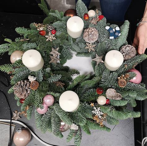 Komponenty na výrobu adventného venca: polystyrénový základ, vetvičky, držiaky na sviečky, dekorácie