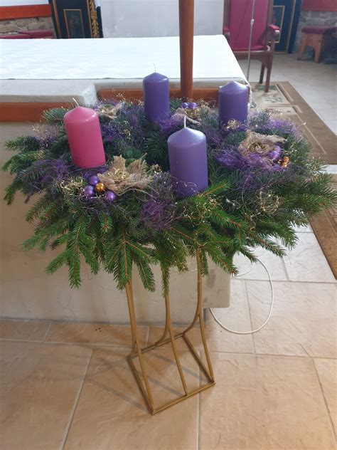 Rôzne typy hotových adventných vencov a svietnikov