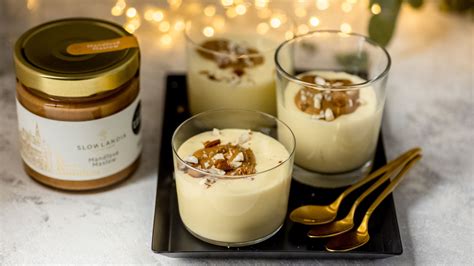 Miska s vaječným likérom posypaná muškátovým orieškom