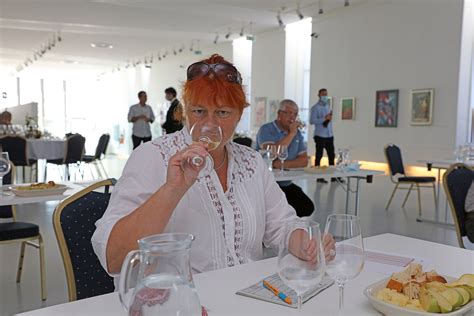 Detail strapca Rizlingu rýnskeho s malými zelenožltými bobuľami