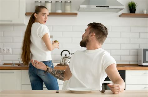 Muž a žena v kuchyni pri príprave piva