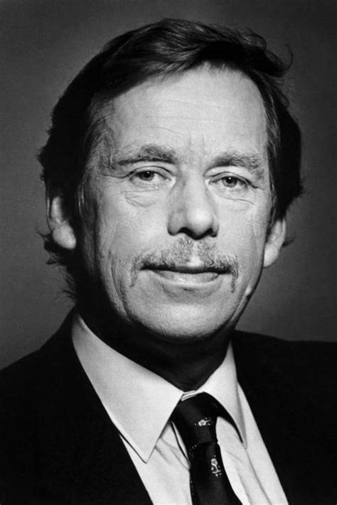Václav Havel podpisuje dokument